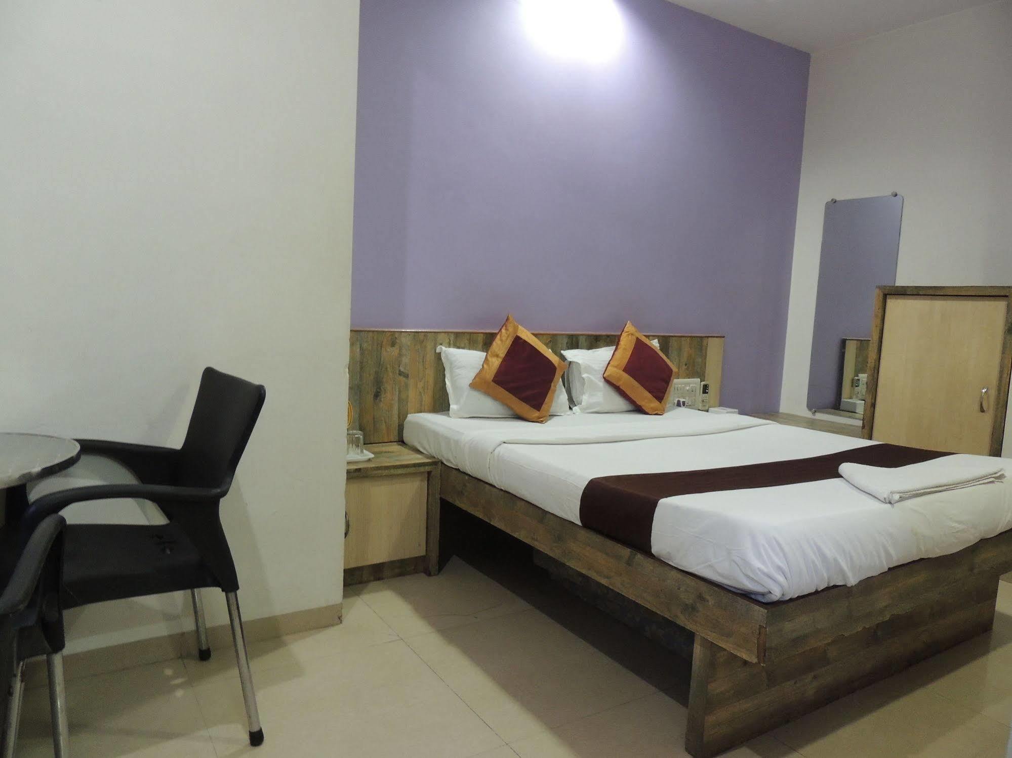 Fabhotel Galaxy Suite Mumbai Bagian luar foto