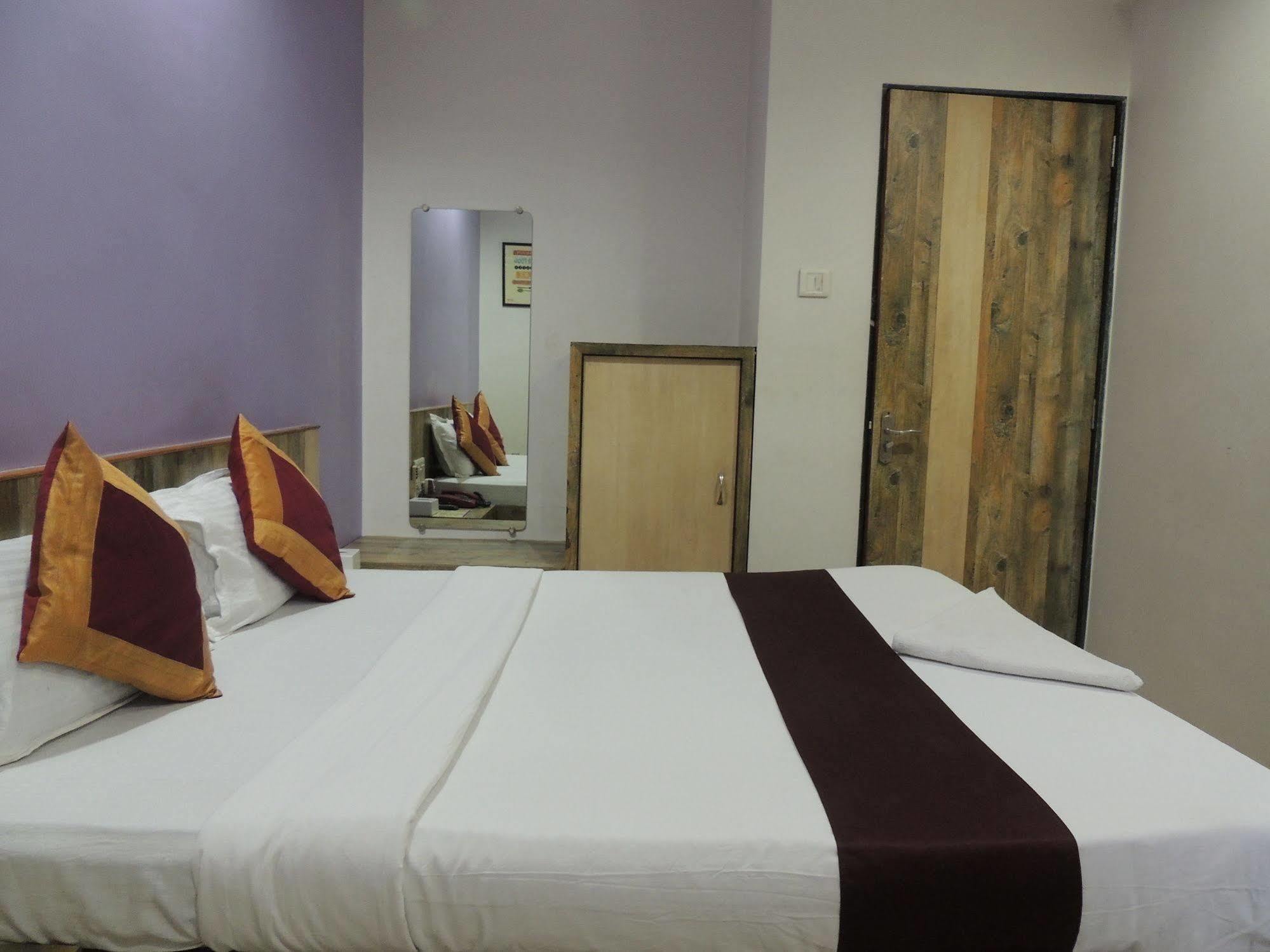 Fabhotel Galaxy Suite Mumbai Bagian luar foto